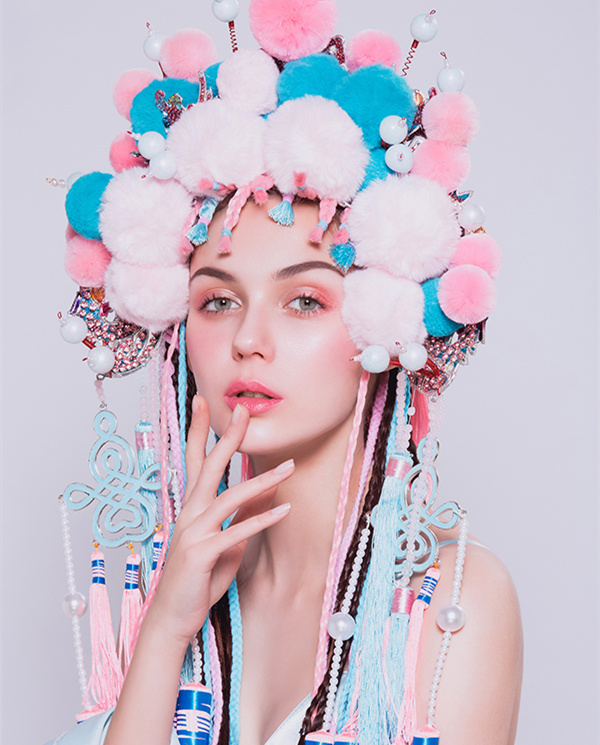 16505277746949592f2E.jpg 中式组11号-成都秋季形象设计与艺术创意一班《嘻粉》.jpg