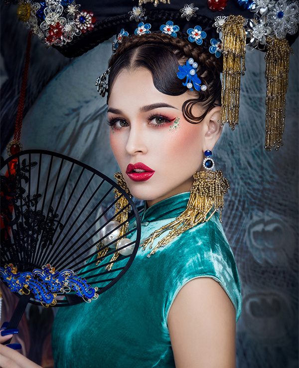 1631956131465801S4L2.jpg 中式组14号 成都2018春季形象设计与艺术创意二班 《袅娜聘婷》.jpg