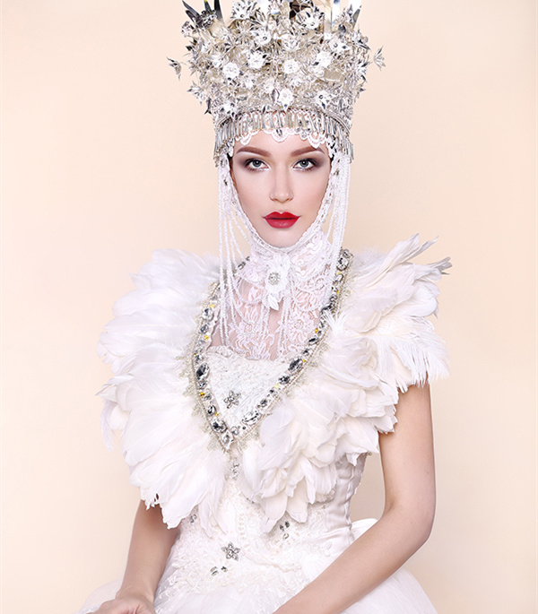 1623379662380665WrN0.jpg 白纱组6号 北京2018春季形象设计影视人物造型二班 《高傲白银》.jpg