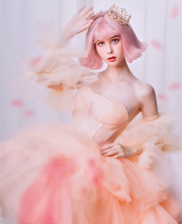 16165758338848213XGh.jpg 西式4号-成都-2019春季形象设计与艺术创意班-《桃之夭夭·姝》-化妆造型:孙莹莹-杨继林-李馨悦-刘玉佳-杨欣-摄影:李文品-后期:魏巍-模特:Veronika-修片.jpg