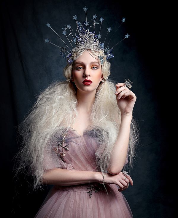 1616575843689571G3JM.jpg 西式9号-成都-主题:《花开半夏》组员:马羽-米慧鑫-尹珊珊-卢娟-葛素素-模特:Julia-成片.jpg