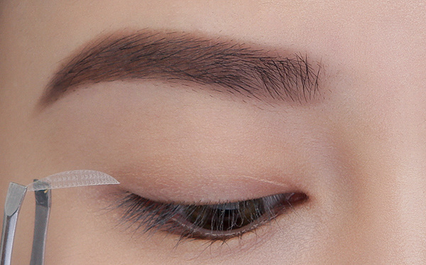 第一步 贴美目贴.jpg