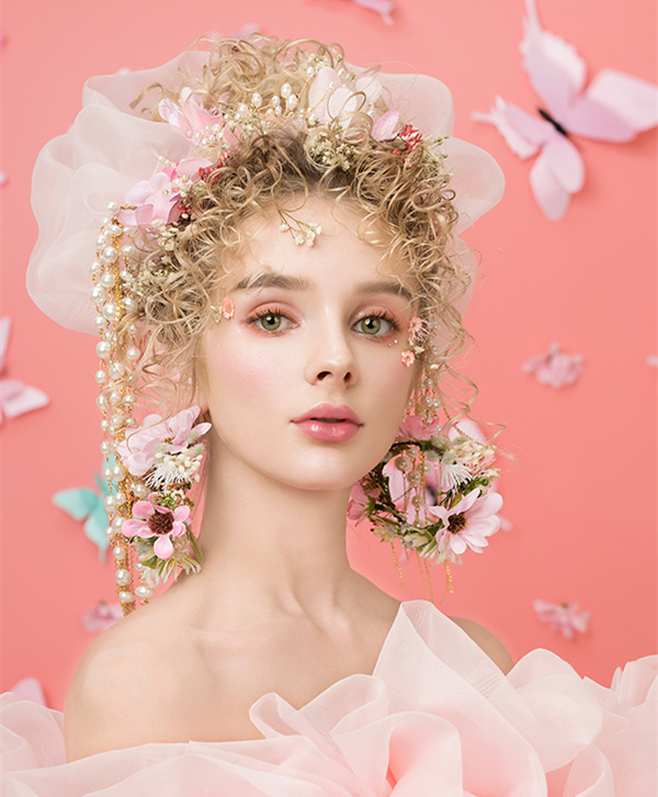 1618302833595403tMZU.jpg 白纱组5号-上海秋季形象设计与艺术创意二班《粉红的少女心》.jpg