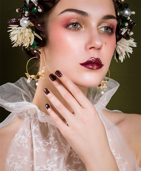 1618302844654561mTGJ.jpg 白纱组17号-成都秋季形象设计与艺术创意一班《绿•踪》.jpg