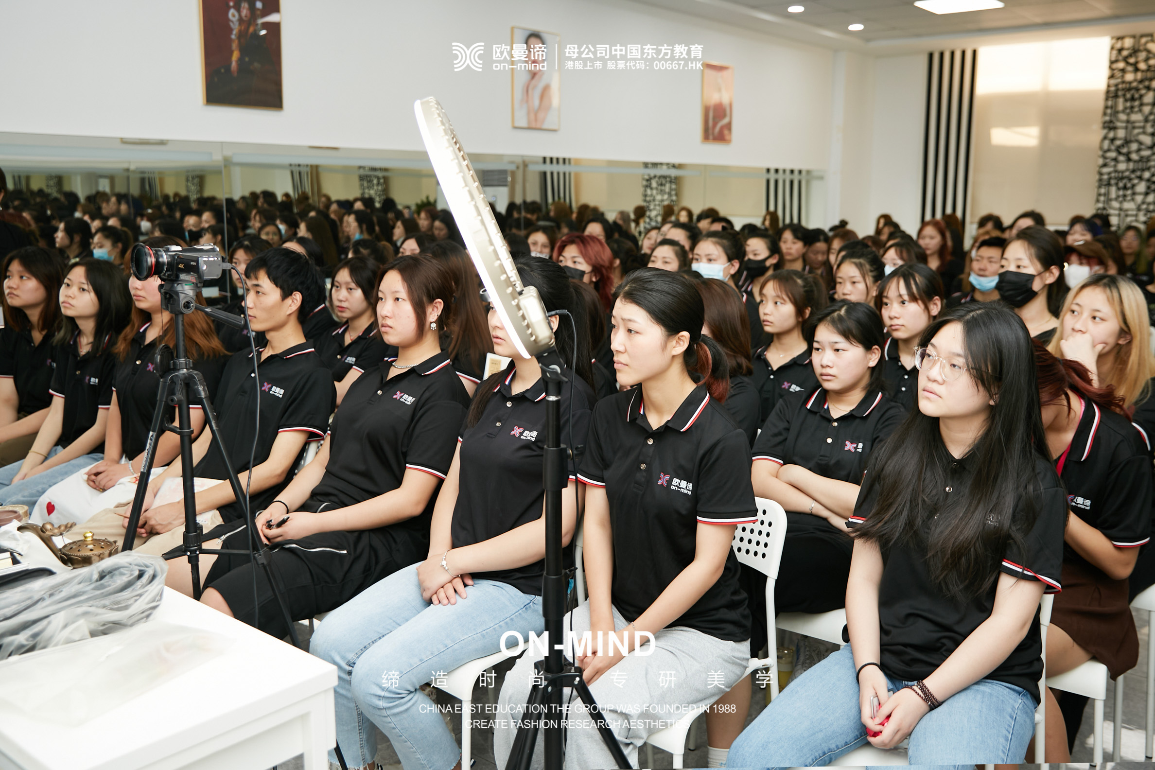 新手女生学化妆可以去哪个化妆学校